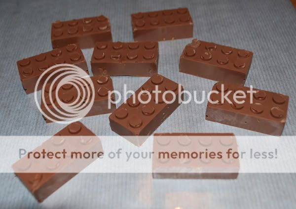 http://i539.photobucket.com/albums/ff357/brendavda/CC029chocoladelego.jpg